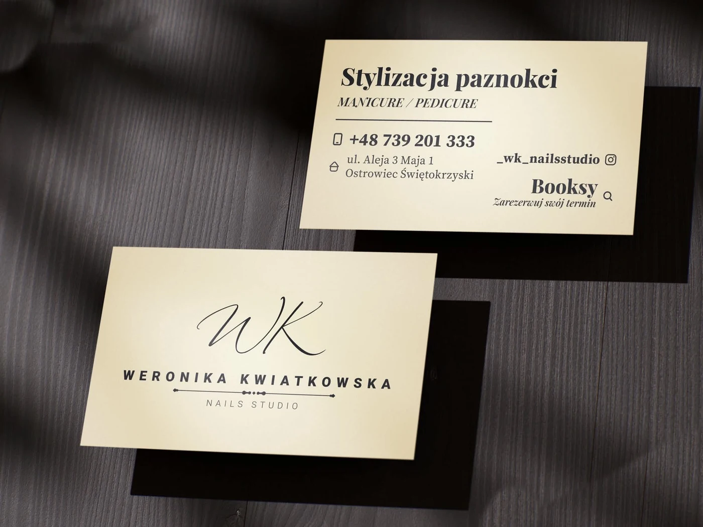 Identyfikacja WK Nails — kremowe wizytówki z logo i nazwiskiem Weroniki Kwiatkowskiej